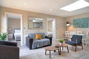 TV - Pop Hollywood / Hip 2bd Ap (Gold Short Term Stays) (Belfast)