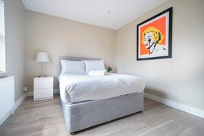 2 bedrooms, iron/ironing board, travel crib, WiFi - Pop Hollywood / Hip 2bd Ap (Gold Short Term Stays) (Belfast)