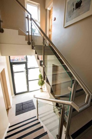 Interior - Pop Hollywood / Hip 2bd Ap (Gold Short Term Stays) (Belfast)