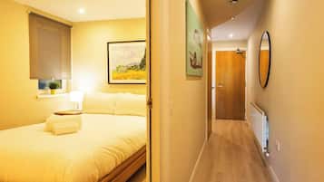 1 habitación, tabla de planchar con plancha, cuna de viaje y wifi