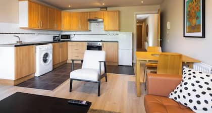 The Van Gogh- Unique 1 bd (Gold Short Term Stays)