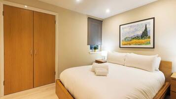 1 habitación, tabla de planchar con plancha, cuna de viaje y wifi