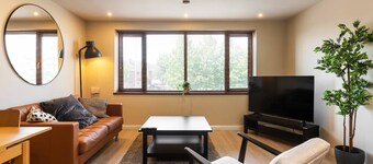 The Van Gogh- Unique 1 bd (Gold Short Term Stays)