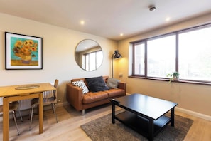 TV - The Van Gogh- Unique 1 bd (Gold Short Term Stays) (Belfast)
