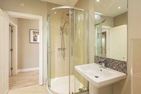 Bathroom. The Matisse- Hip 1 Bd Apt (Gold Short Term Stays)
