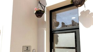 Een gebouwde ingang met een bord waarop 'Castlereagh Street Apartments 1-4' staat.