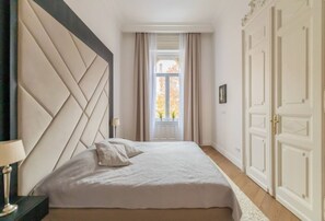 2 soverom, skrivebord, strykejern/-brett og wi-fi
