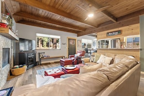 Smart TV, chimenea, videojuegos y reproductor de DVD 