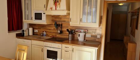 อพาร์ทเมนท์ | ครัวส่วนตัว | ตู้เย็น, เตาอบ, เครื่องล้างจาน, เครื่องชงกาแฟ/ชา