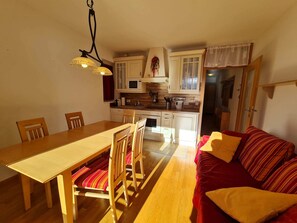 Apartment | Living room - Comfortable Apartment With Mountain View (Bad Kleinkirchheim)
