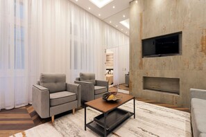 TV, fireplace