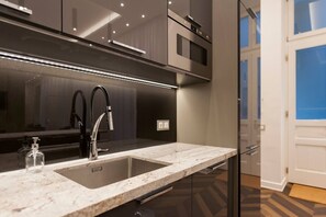 Een koelkast, een magnetron, een oven, een kookplaat