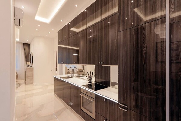 Een koelkast, een microgolfoven, een oven, een kookplaat