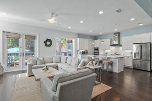 Smart TV, fireplace, books, computer monitors - In the Key of the Sea! Private Saltwater Pool & Hot Tub | Free 6 Bikes + 6-Seater Golf Cart Included (Santa Rosa Beach)