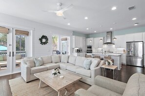 Smart TV, chimenea, libros y monitor de computadora 