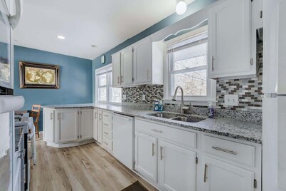 Cozy 3BR Home in Oakdale with BBQ & Private Patio!
