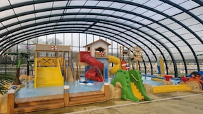 Children’s area - Luxury chalet with access to holiday fun park opposite (Rheezerveen)