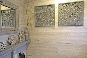 Interior - Luxury chalet with access to holiday fun park opposite (Rheezerveen)