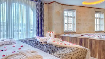 Quarto quádruplo família, vista para o jardim | Roupas de cama premium, camas Select Comfort, frigobar, escrivaninha