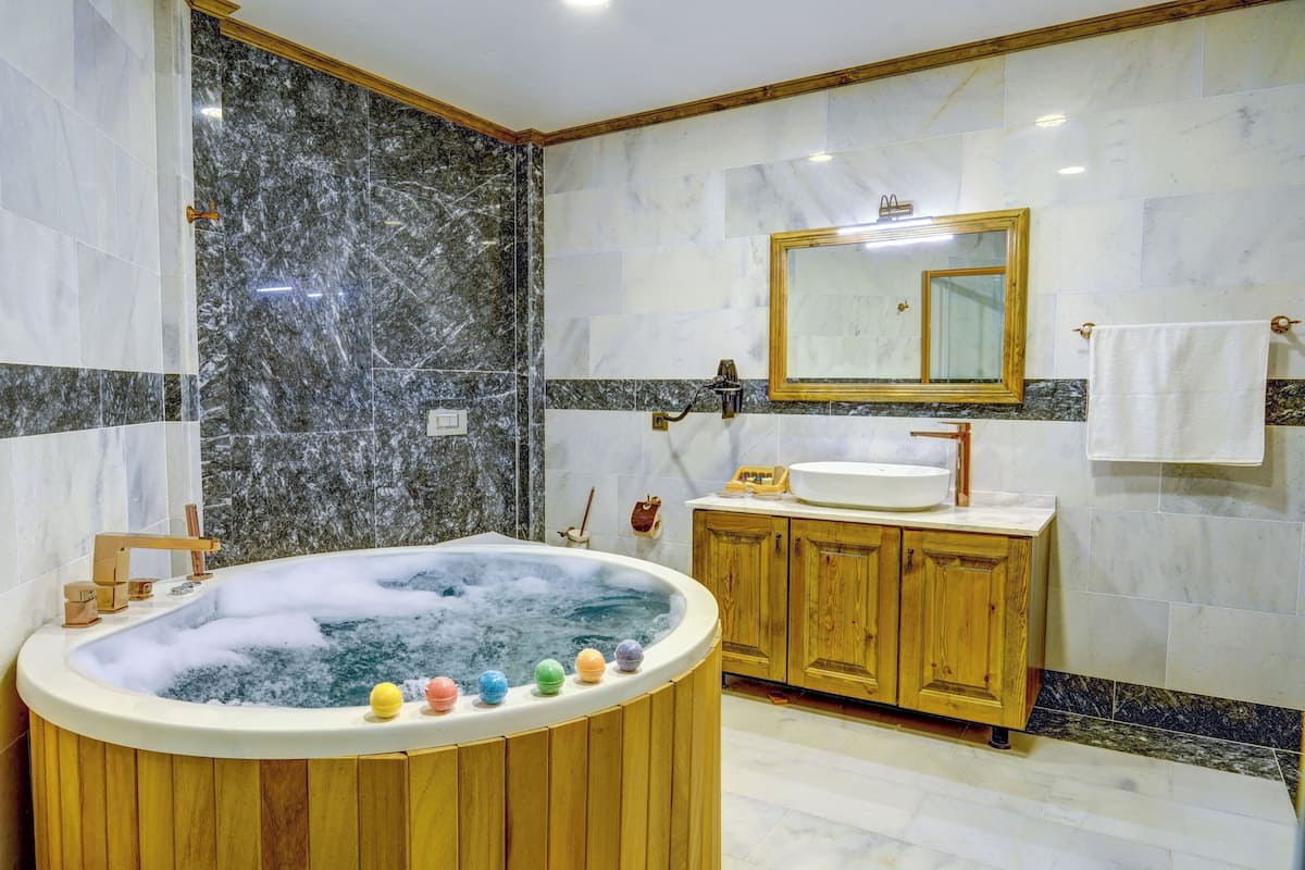 Suite Room Jacuzzi | Premium bedding, Select Comfort beds, minibar, desk