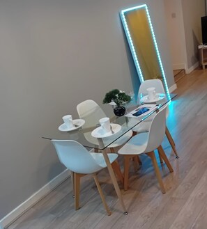 Apartment | Dining - 3 Bed-sleeps 6-city Centre-free Parking (Manchester)