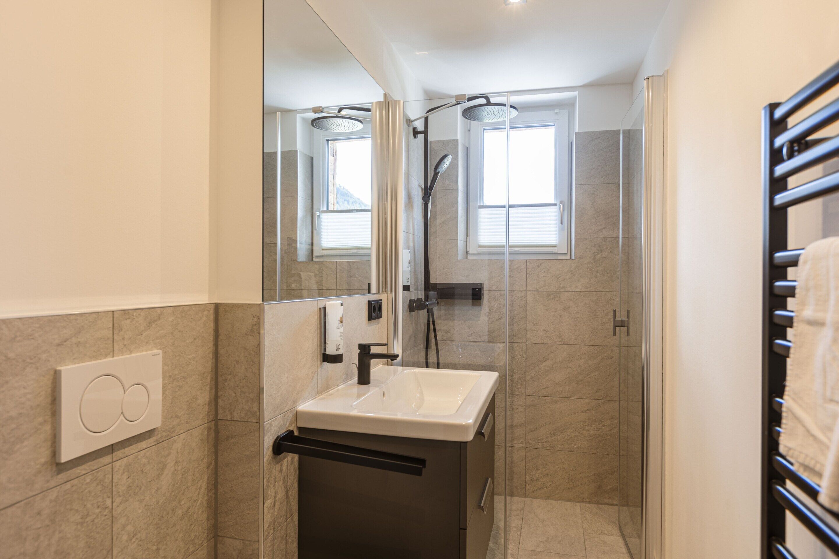 Appartement | Badkamer | Een bad, een haardroger