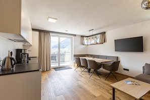 Apartamento | Cozinha privada | Talheres/pratos/utensílios de cozinha