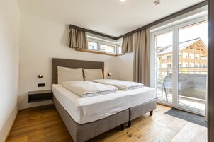 3 habitaciones, muebles diferentes y ropa de cama