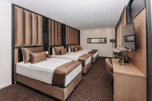 Premium bedding, in-room safe, desk, laptop workspace - Hotel Unique Majestic (Dortmund)