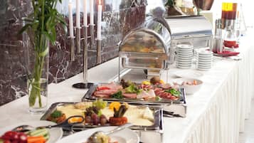 Se ofrece un desayuno bufé todos los días (16.90 EUR por persona)