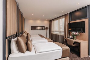 Habitación cuádruple familiar | Ropa de cama de alta calidad y caja de seguridad en la habitación 