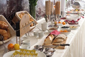 Daily buffet breakfast (EUR 16.90 per person)