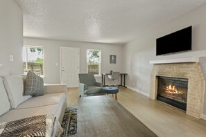 Smart-tv, een open haard en een kantoor