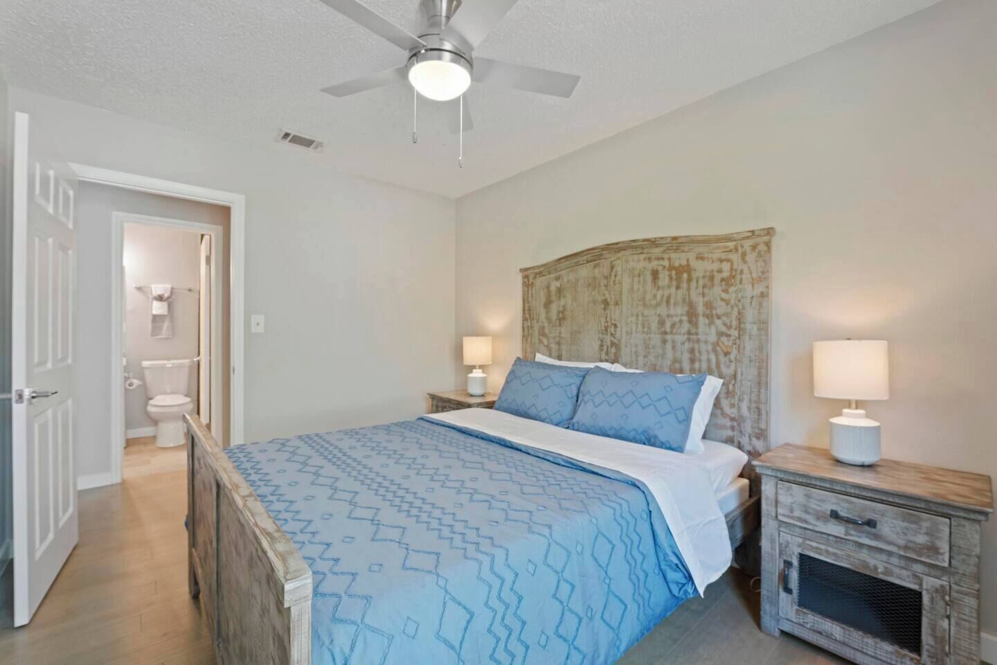 2 habitaciones, escritorio, tabla de planchar con plancha y wifi gratis 