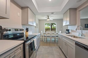 Een koelkast, een microgolfoven, een oven, een kookplaat