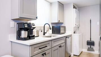 Lemari es, microwave, oven, dan kompor