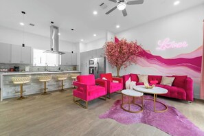 Een televisie en een kantoor