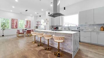 冰箱、微波炉、烤箱、炉灶