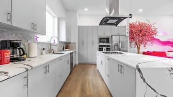 冰箱、微波炉、烤箱、炉灶