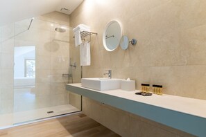 Een douche, een haardroger, handdoeken