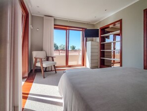 5 bedrooms, iron/ironing board, free WiFi, bed sheets - Villa 240 V5 – Luxury Holiday Home in Barcelos (Barcelos)