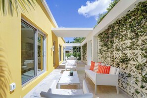 Terrace/patio - Palm Springer - Heated Salt Water Pool (Wilton Manors)