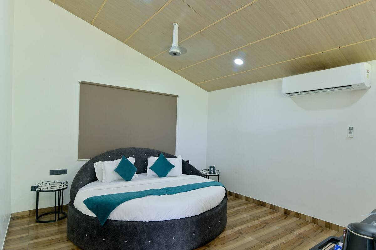 Pool Suite Room with Sitout | 침대 시트