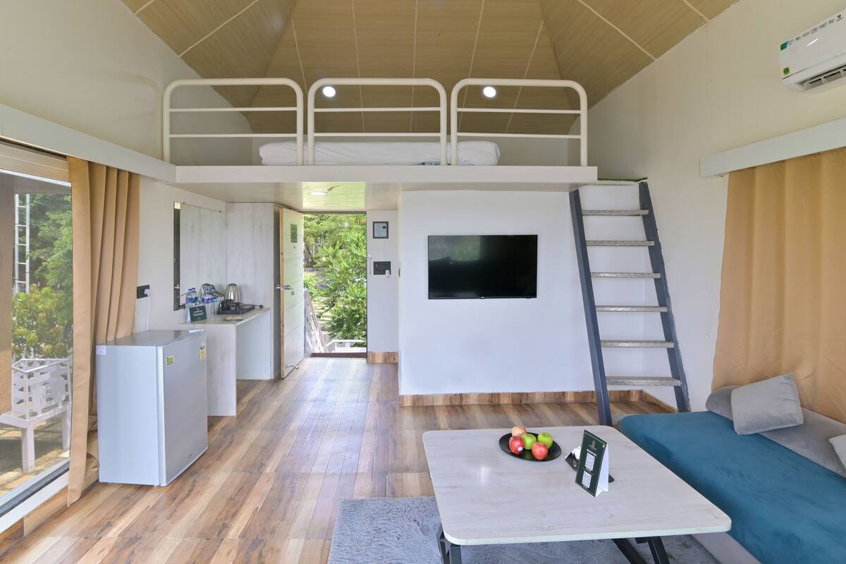 Deluxe Lake View Room with Balcony | 침대 시트