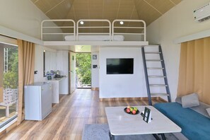 Deluxe Lake View Room with Balcony | Bed sheets