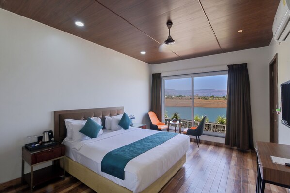 Executive Waterfront Cottage | Bed sheets