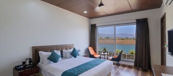 Elegant Waterfront Resort