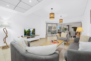 TV - FIRST CLASS | 1BR | Charming City view (Dubai)