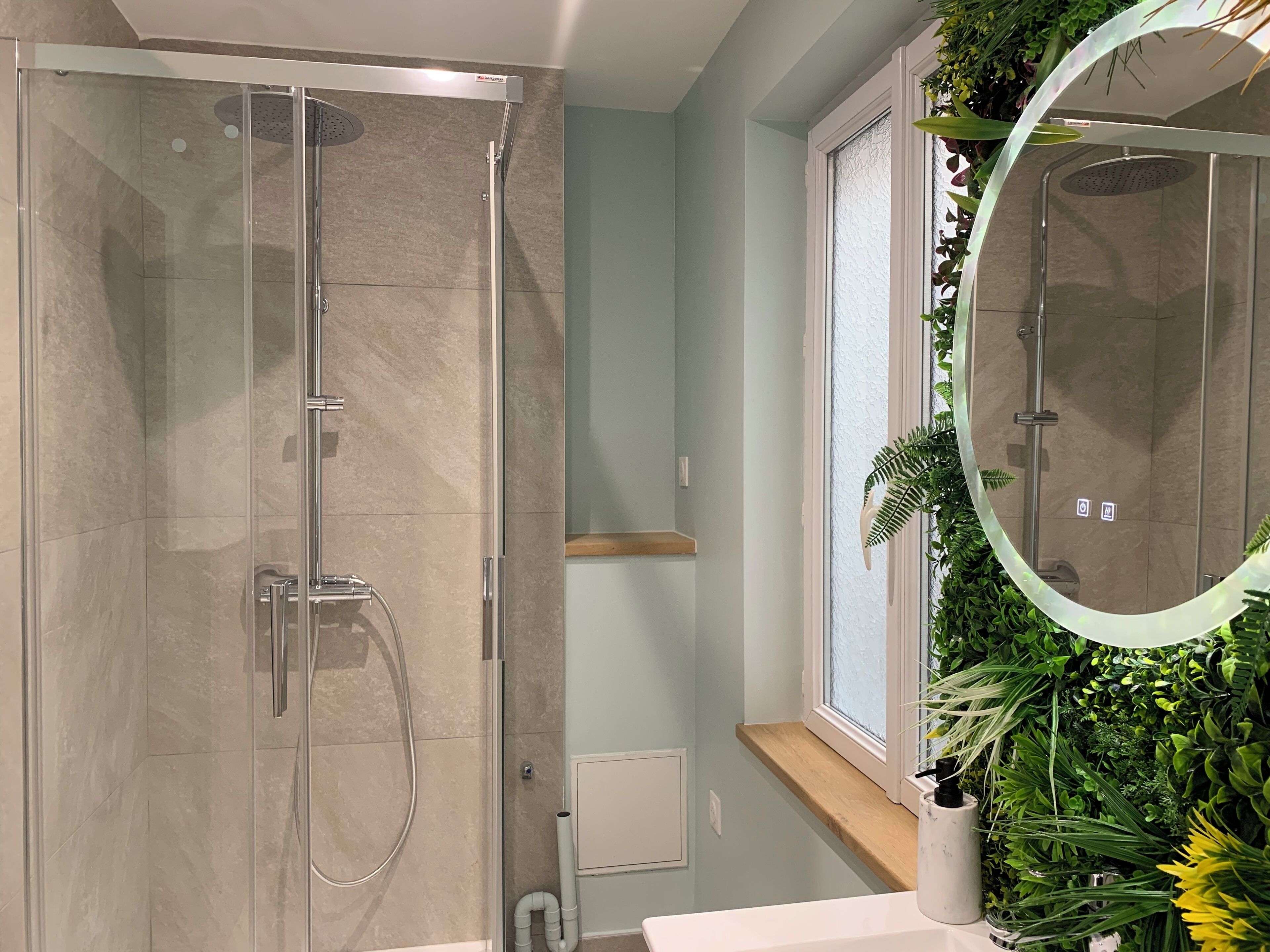 Een douche, een haardroger, handdoeken, zeep