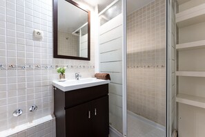 Een douche, een haardroger, handdoeken